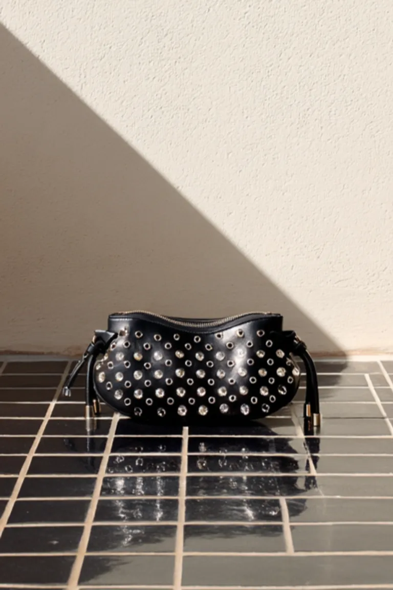 Cartera de cuero con remaches bombe - Diseño elegante y práctico de Maria Cher en Bolsos y Carteras para argentina