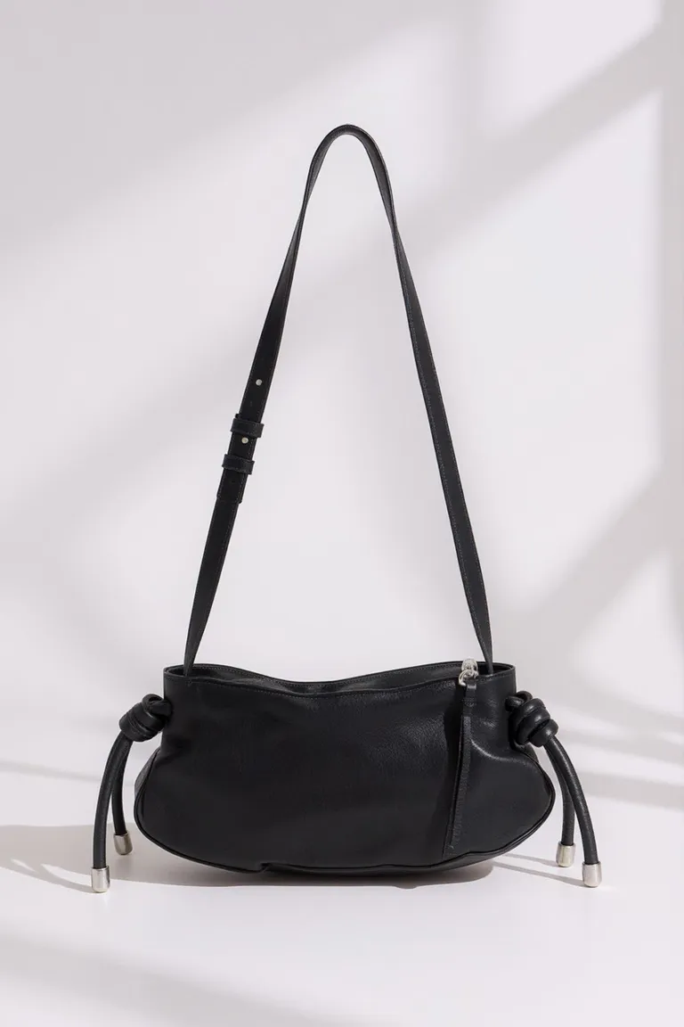 Cartera de cuero con remaches bombe - Diseño elegante y práctico de Maria Cher en Bolsos y Carteras para argentina