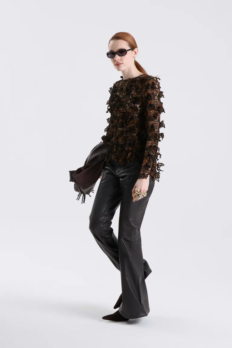 Blusa de manga larga con detalles florales en relieve y cuello redondo de corte recto de Maria Cher en Blusas para argentina