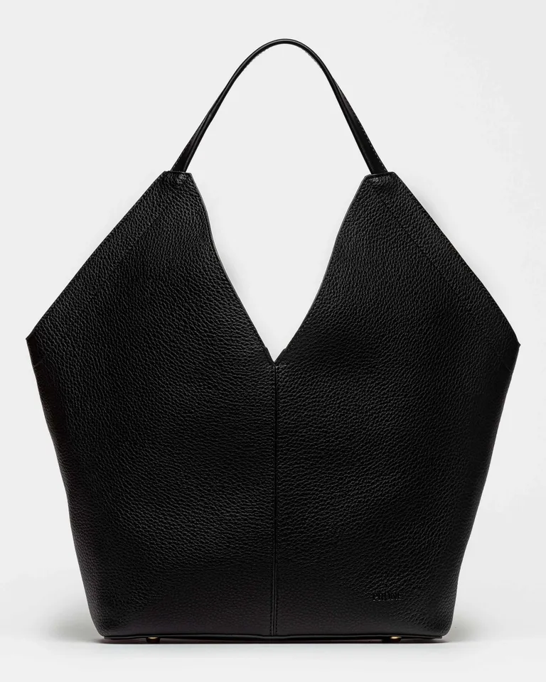 Shopper de cuero graneado con detalles geométricos y estética minimalista de Prüne en Bolsos y Carteras para argentina