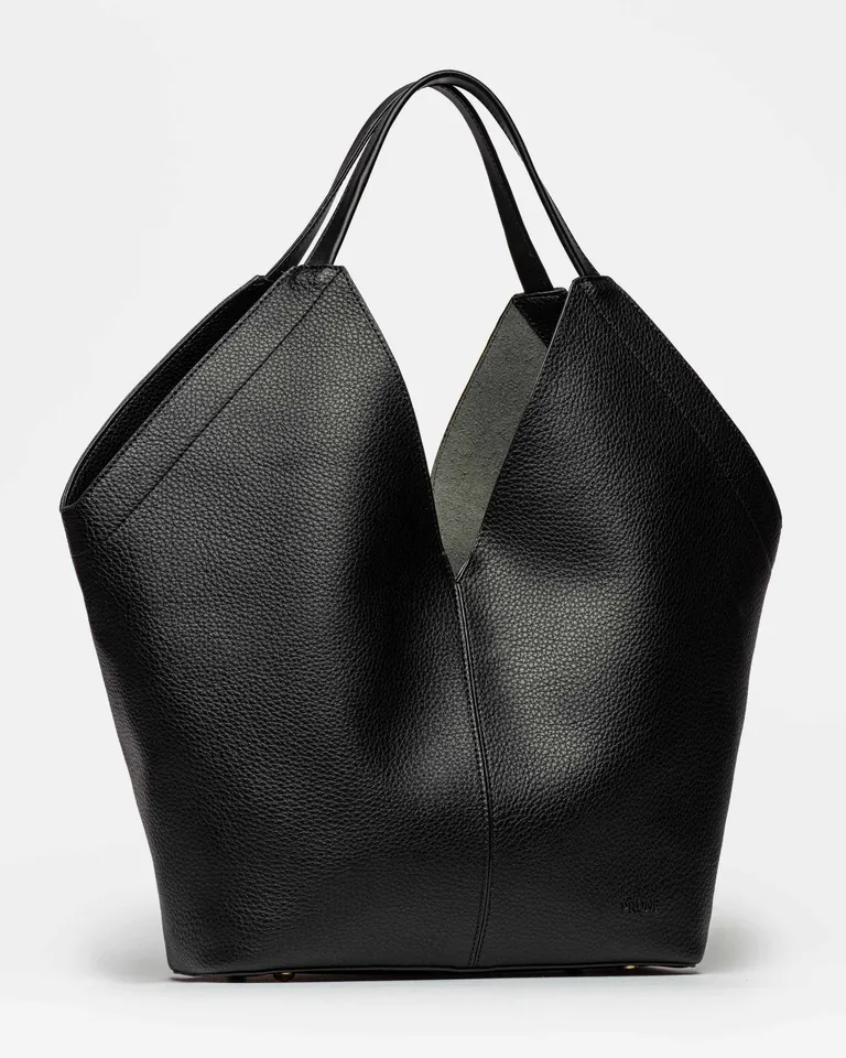 Shopper de cuero graneado con detalles geométricos y estética minimalista de Prüne en Bolsos y Carteras para argentina