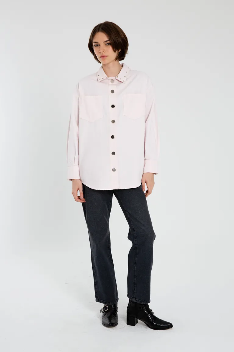 Camisa oversize de denim rosa con detalles personalizados y tachas en el cuello de Naíma en Camisas para argentina