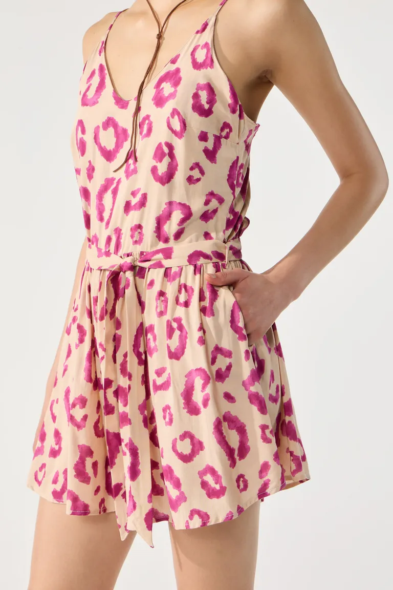 Vestido corto estampado en tonos rosa y blanco con escote en V y cintura elástica de Cuesta Blanca en Monos para argentina
