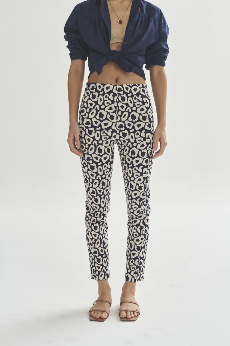 Pantalones estampados de corte relajado para un look casual y sofisticado de Akiabara en Pantalones para argentina