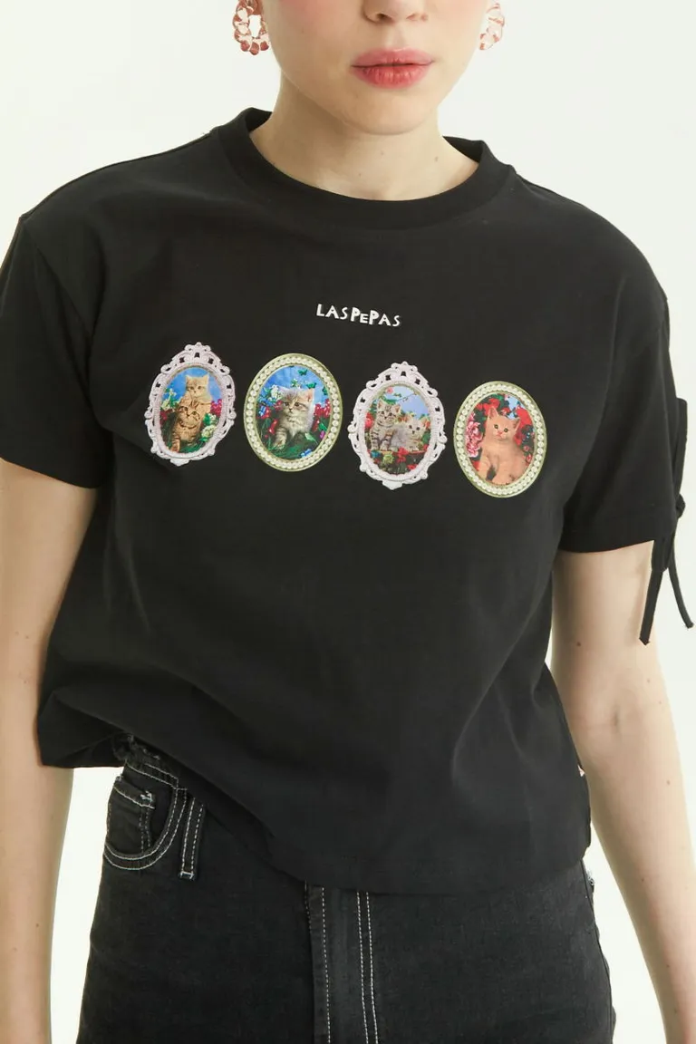 Remera con mangas con lazos y diseño estampado de retratos de gatos en el frente de Las Pepas en Remeras para argentina