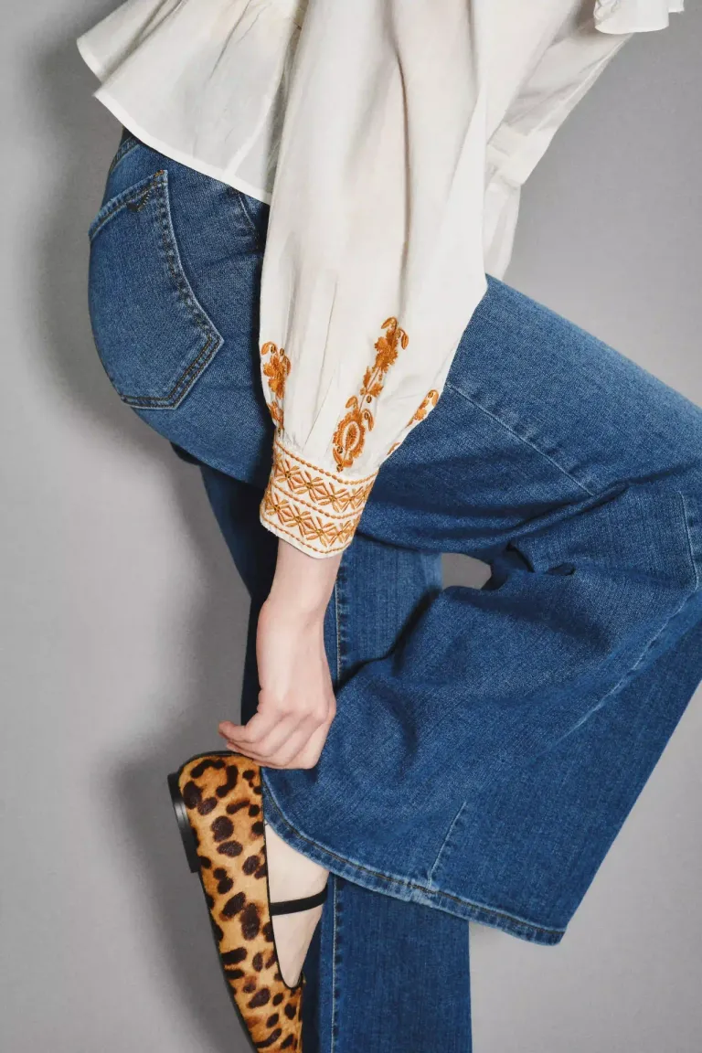 Jean tiro alto corte oxford con lavado desgastado y diseño acampanado de Rapsodia en Pantalones para argentina