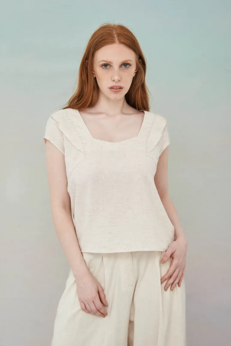 Blusa de corte clásico en tono blanco, para un look elegante y versátil de Apricot en Blusas para argentina