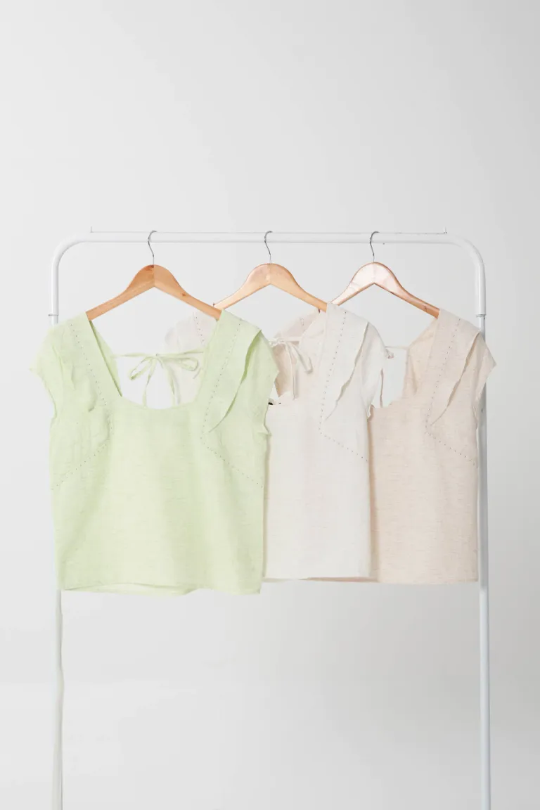 Blusa de corte clásico en tono blanco, para un look elegante y versátil de Apricot en Blusas para argentina