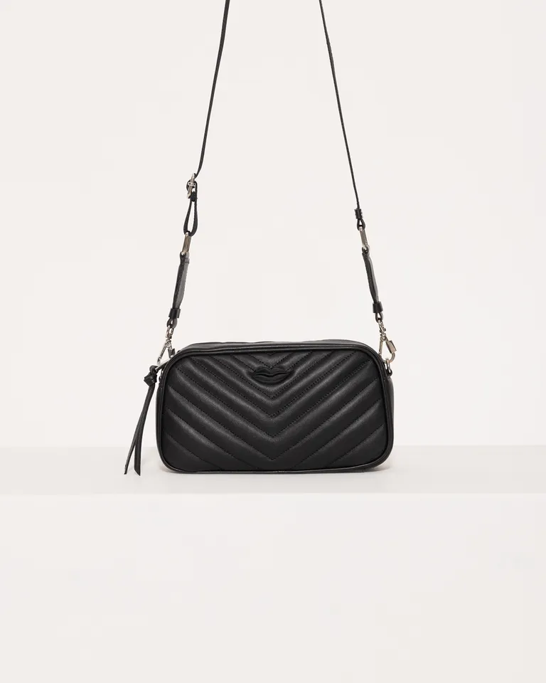 Bolso bandolera de cuero negro con diseño matelaseado y aplique lipstick de Jazmin Chebar en Bolsos y Carteras para argentina