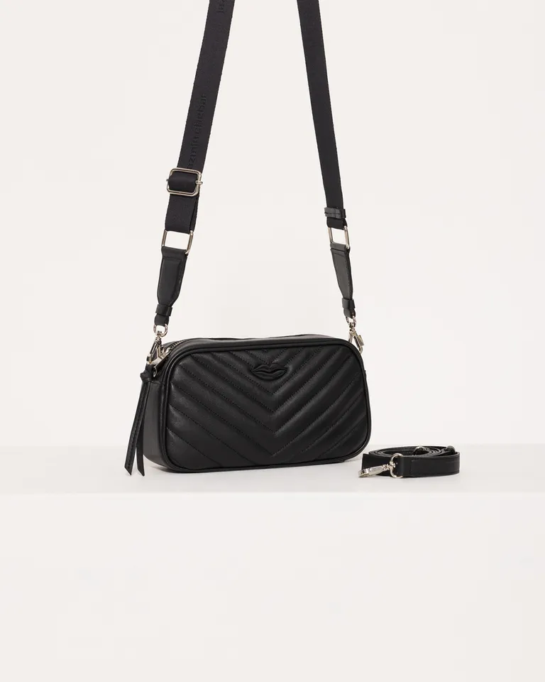 Bolso bandolera de cuero negro con diseño matelaseado y aplique lipstick de Jazmin Chebar en Bolsos y Carteras para argentina