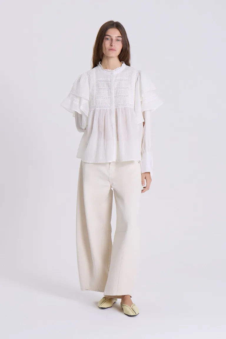 Blusa blanca de voile con volumen en las mangas y frunces en el delantero de Maria Cher en Blusas para argentina