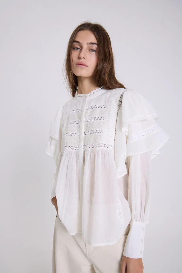 Blusa blanca de voile con volumen en las mangas y frunces en el delantero de Maria Cher en Blusas para argentina