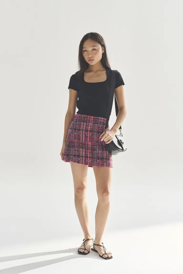 Remera negra de manga corta con diseño cuadrado para mujer de Akiabara en Remeras para argentina