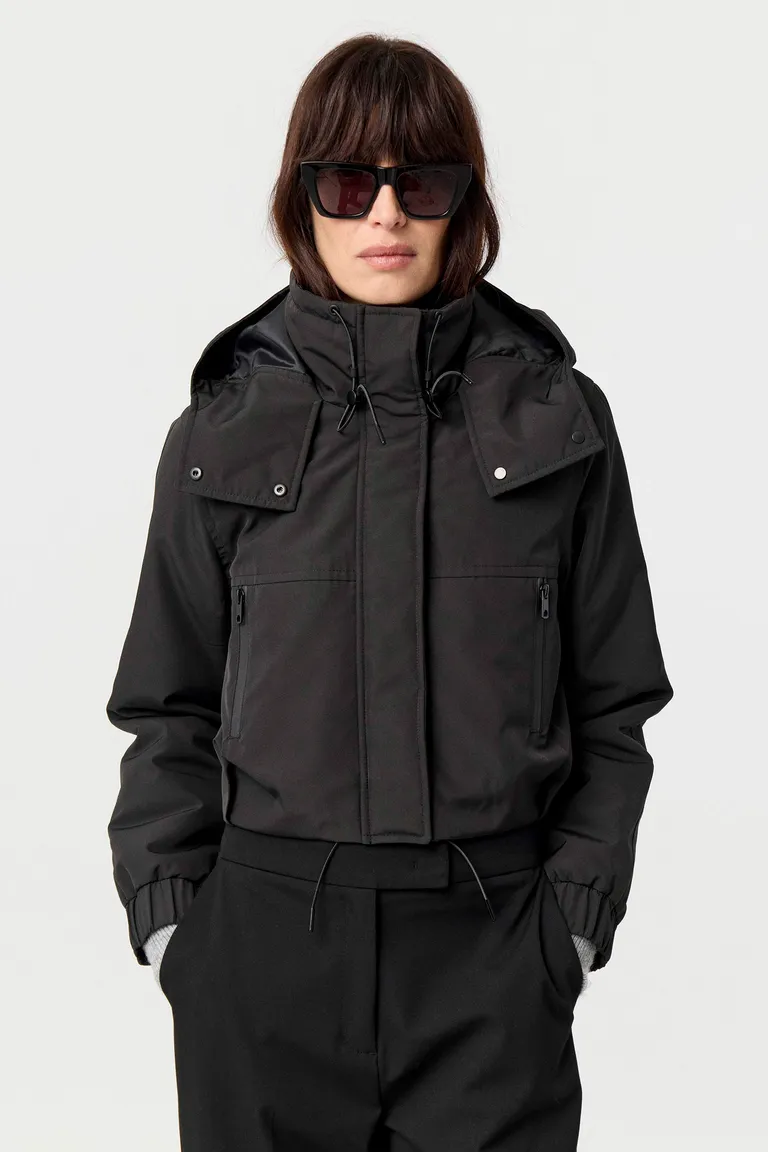 Campera corta con capucha y cierres impermeables de diseño relajado para mujer de Markova en Chaquetas para argentina