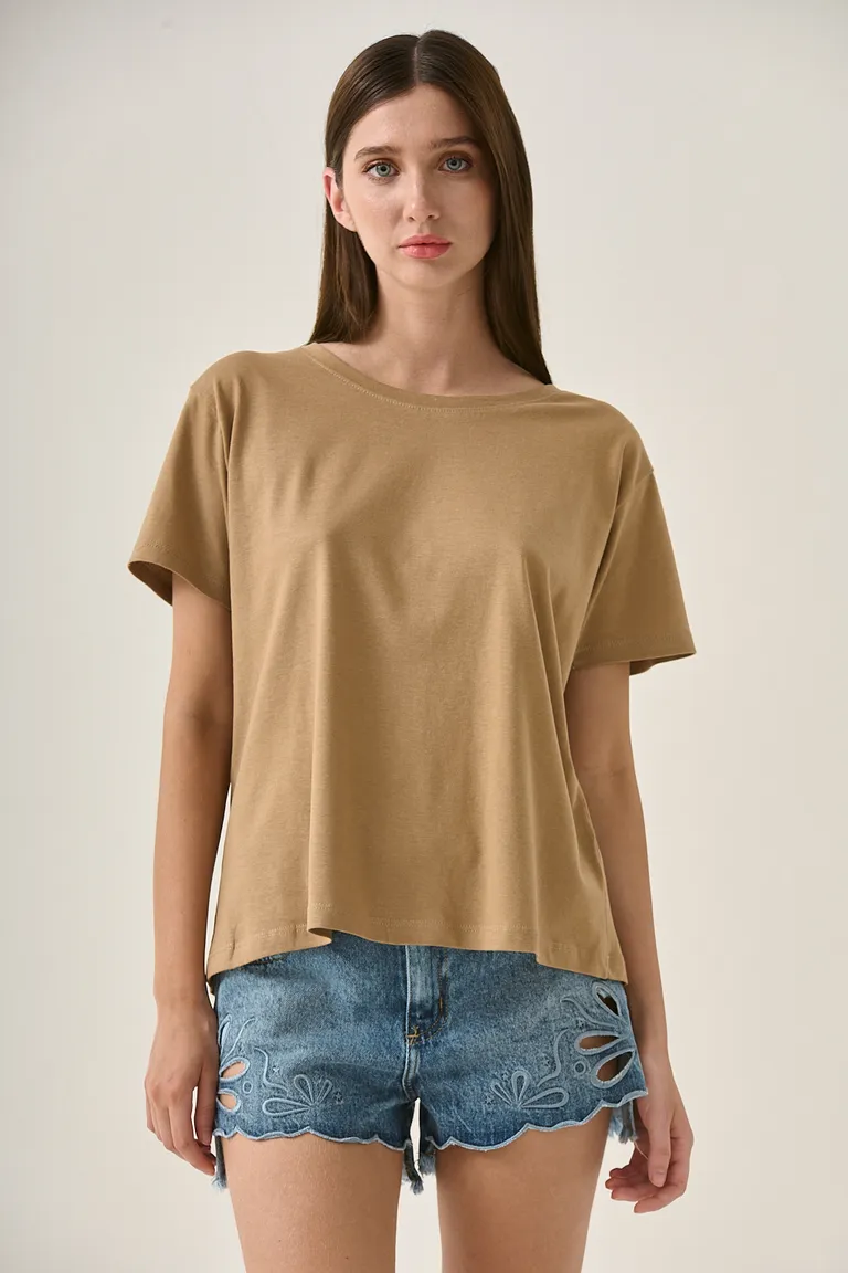 Remera clásica de algodón en color beige, para un look casual y cómodo de Sweet en Remeras para argentina