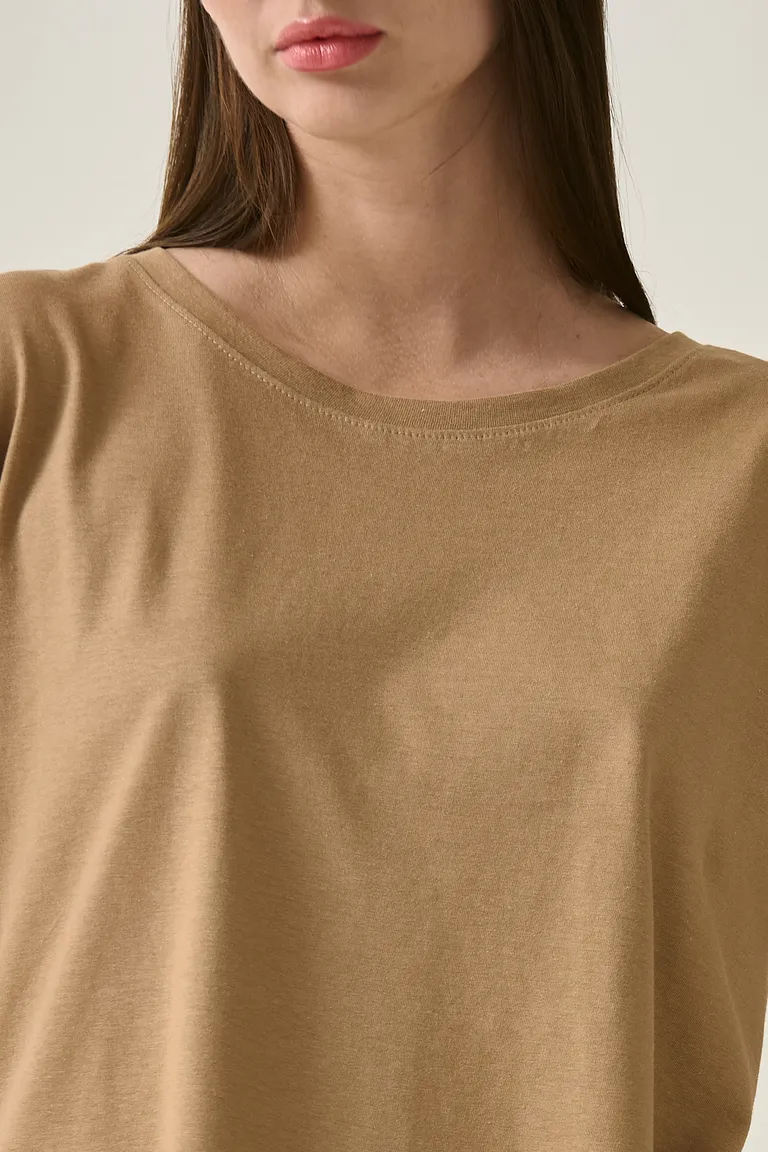 Remera clásica de algodón en color beige, para un look casual y cómodo de Sweet en Remeras para argentina