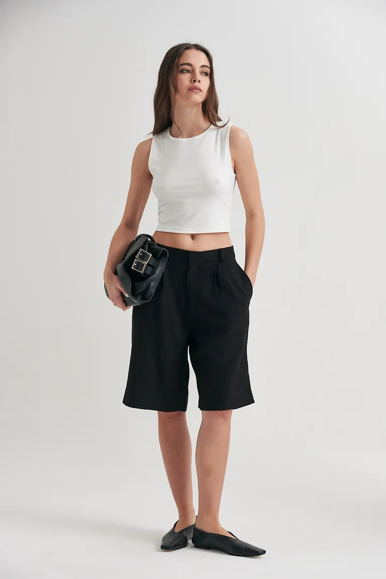 Bermuda lina de corte recto y calce relajado, ideal para looks de verano de Sweet en Shorts para argentina