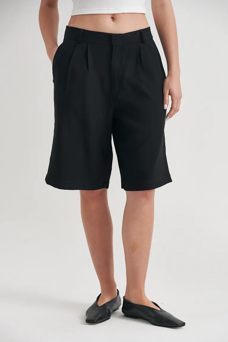 Bermuda lina de corte recto y calce relajado, ideal para looks de verano de Sweet en Shorts para argentina