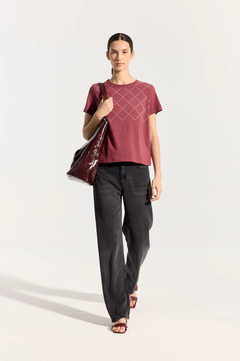 Remera de corte regular con aplicaciones de tachas metálicas para mujer de Portsaid en Remeras para argentina