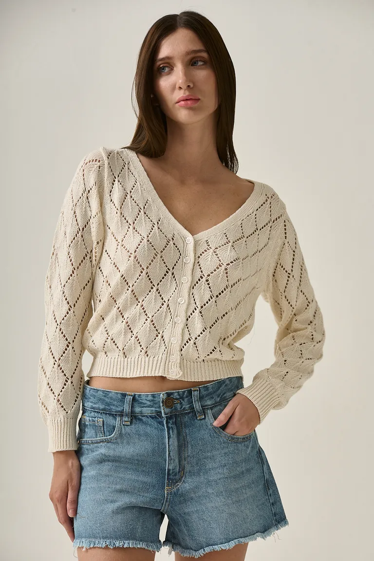 Saco de punto con diseño calado geométrico, una prenda versátil y femenina de Sweet en Buzos y Sweaters para argentina