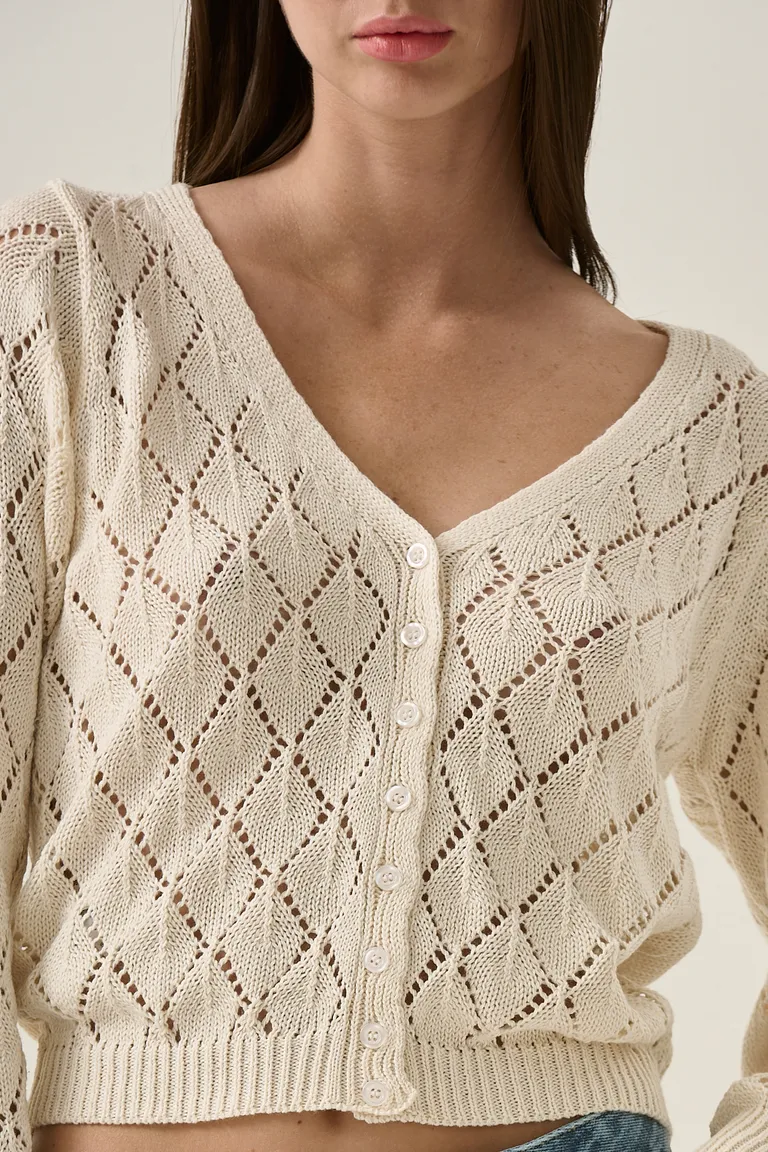 Saco de punto con diseño calado geométrico, una prenda versátil y femenina de Sweet en Buzos y Sweaters para argentina