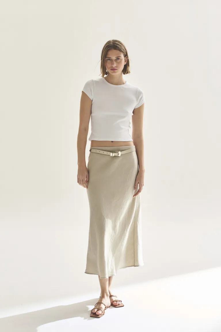 Remera de corte recto en color blanco, diseño minimalista y versátil para mujer de Akiabara en Remeras para argentina