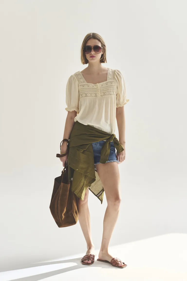 Blusa informal de manga corta para mujer en tono natural de Akiabara en Blusas para argentina