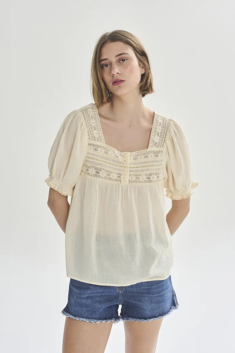 Blusa informal de manga corta para mujer en tono natural de Akiabara en Blusas para argentina
