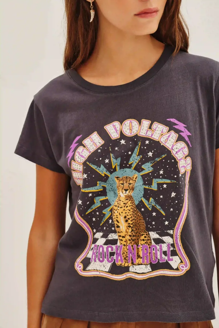 Remera de corte clásico con estampa central inspirada en estética rockera y cuello redondo de Rapsodia en Remeras para argentina