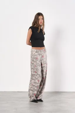 Jean denim baggy camuflado de Magda en Pantalones para argentina