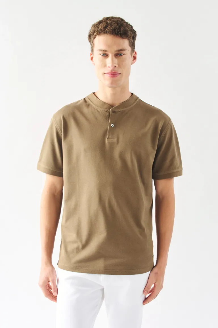Remera henley de manga corta en tonos beige para hombres de Bensimon en Remeras y Polos para argentina