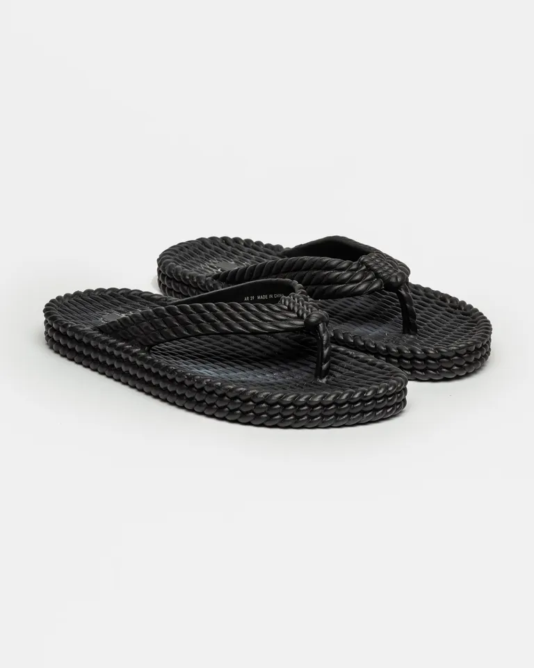 Sandalias planas de plástico negro con textura trenzada, el accesorio esencial para el verano de Prüne en Sandalias para argentina