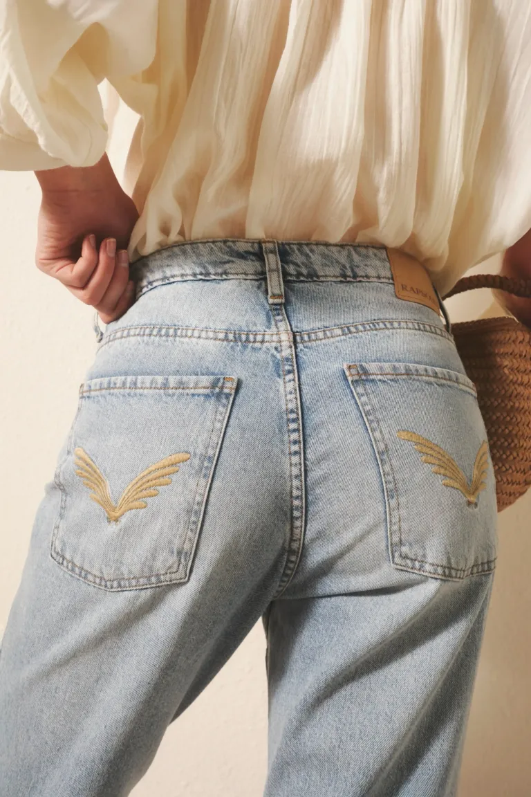 Jeans rectos de tiro alto con bordado de alas de Rapsodia en Pantalones para argentina