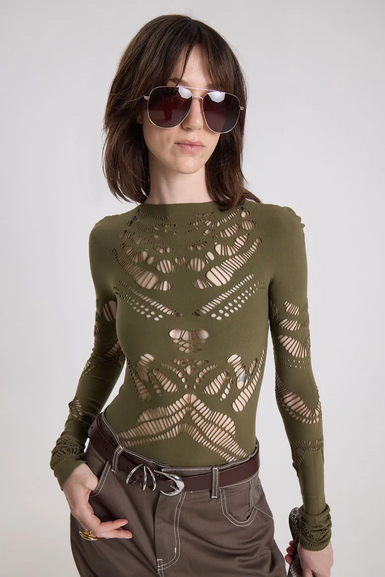 Body femenino de ajuste entallado con mangas largas y diseño de cuello cerrado de Maria Cher en Bodies para argentina