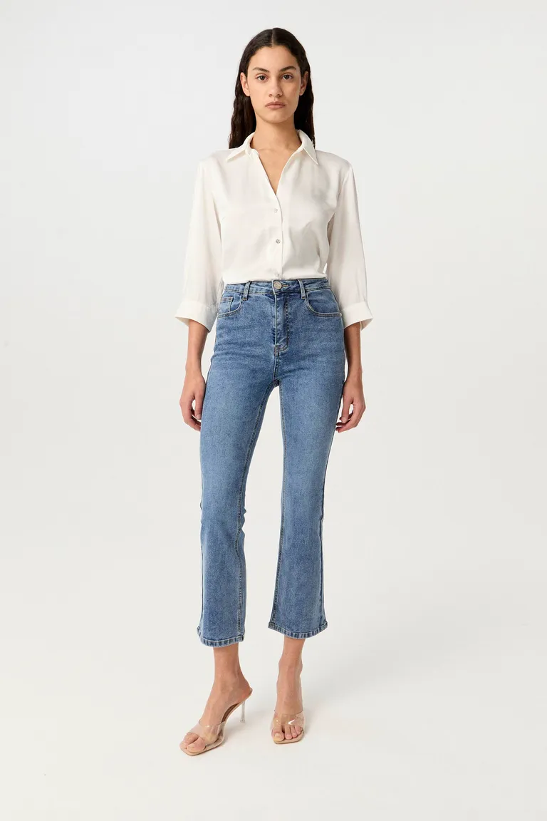 Jeans elastizados de tiro alto con pierna crop flare y diseño 5 bolsillos de Markova en Pantalones para argentina