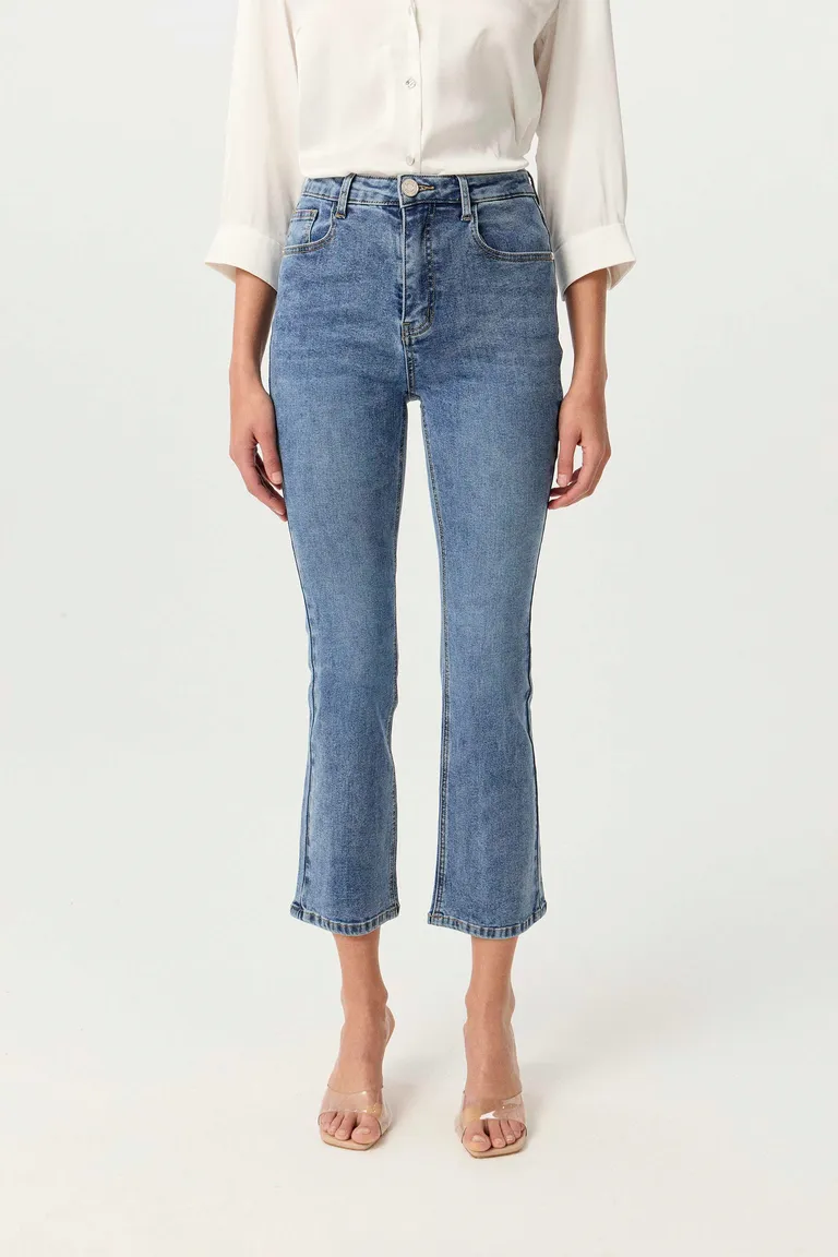 Jeans elastizados de tiro alto con pierna crop flare y diseño 5 bolsillos de Markova en Pantalones para argentina