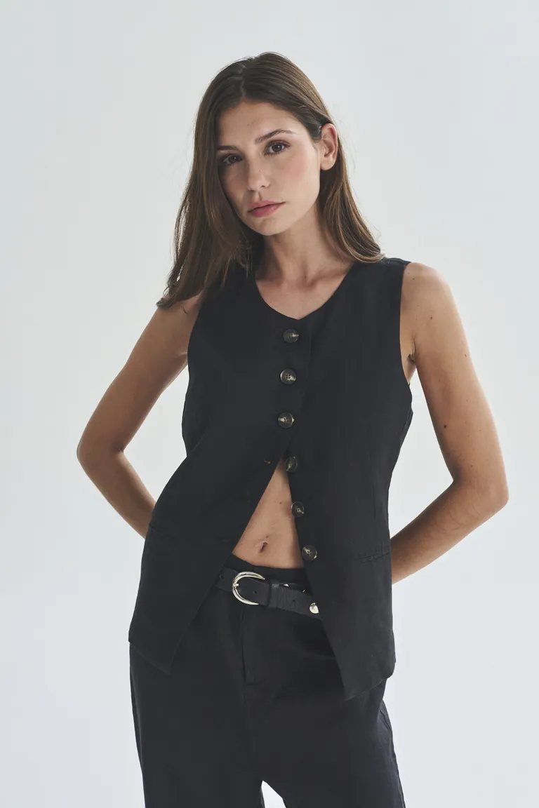 Chaleco negro sin mangas - Prenda versátil y elegante para mujer de Akiabara en Chalecos para argentina