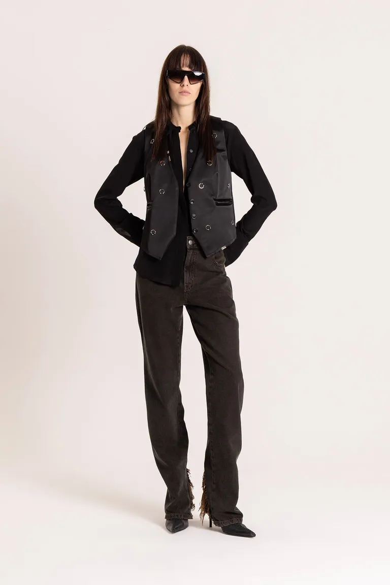 Chaleco negro sastrero de satén rígido con detalles metálicos y bordados de Maria Cher en Chalecos para argentina