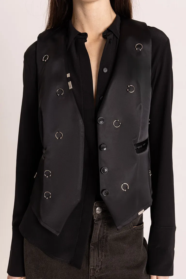 Chaleco negro sastrero de satén rígido con detalles metálicos y bordados de Maria Cher en Chalecos para argentina