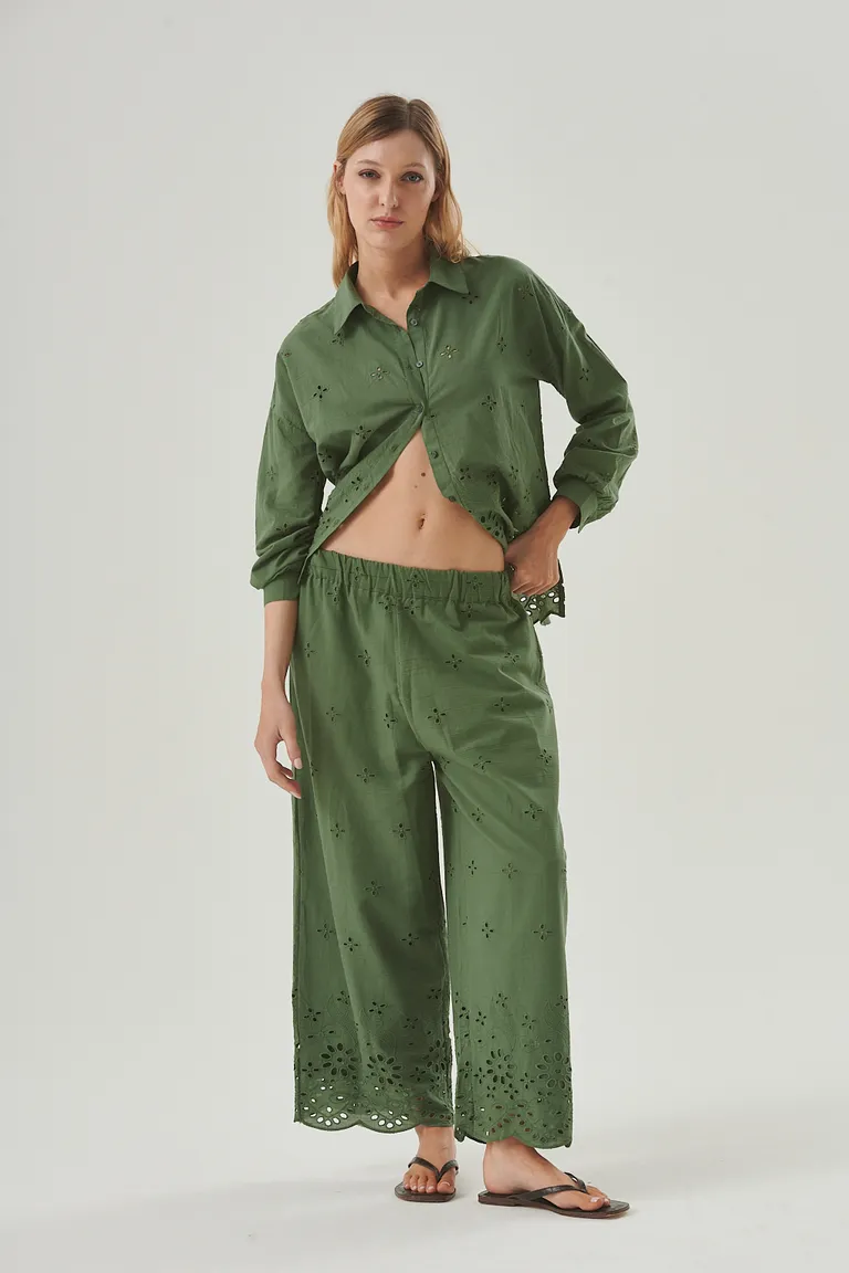 Pantalón amplio y cómodo con bordados calados y cintura elastizada de Sweet en Pantalones para argentina