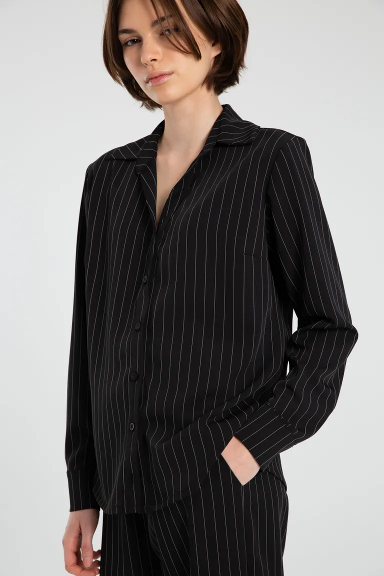 Camisa Negra de Rayas con Cuello Clásico y Manga Larga de Naíma en Camisas para argentina