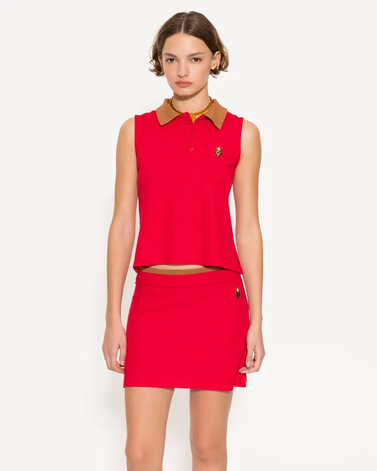 Remera roja con cuello tipo polo y bordado de vaquita de san antonio de Jazmin Chebar en Remeras para argentina