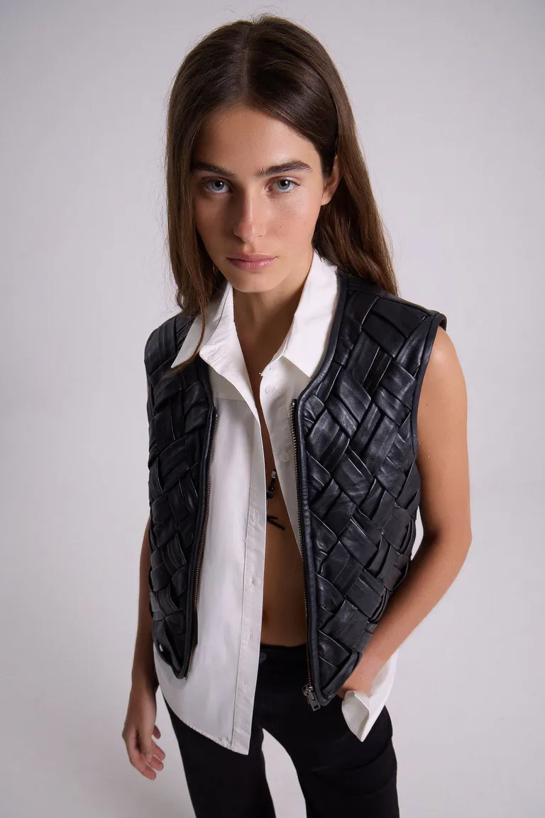 Chaleco de cuero trenzado a mano, accesorio elegante y práctico para la mujer moderna de Maria Cher en Chalecos para argentina