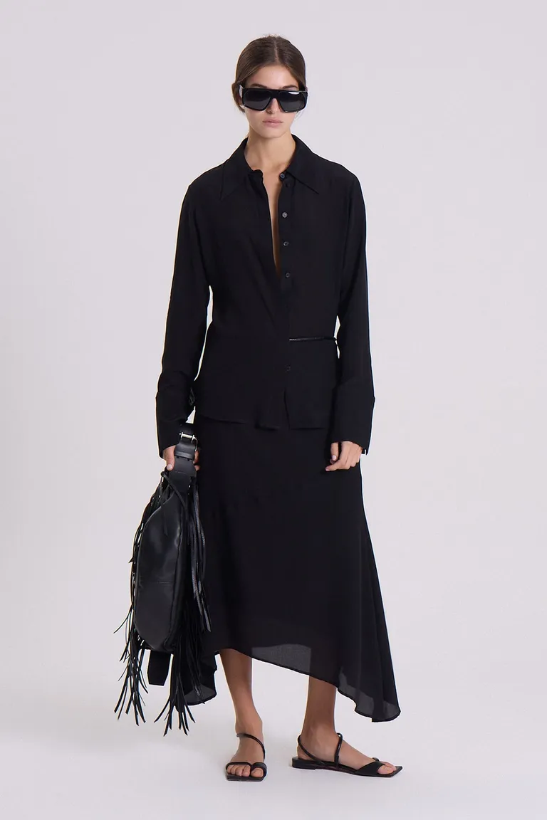 Camisa de seda negra con diseño elegante y líneas limpias de Maria Cher en Camisas para argentina
