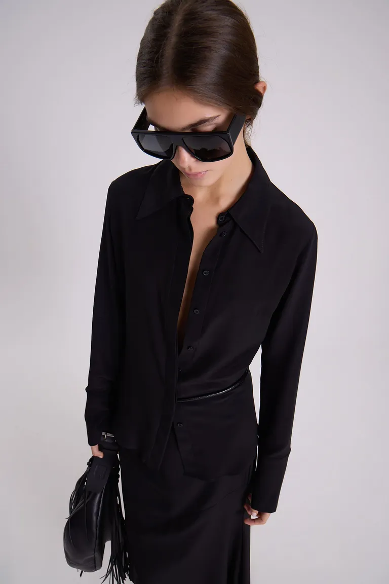 Camisa de seda negra con diseño elegante y líneas limpias de Maria Cher en Camisas para argentina