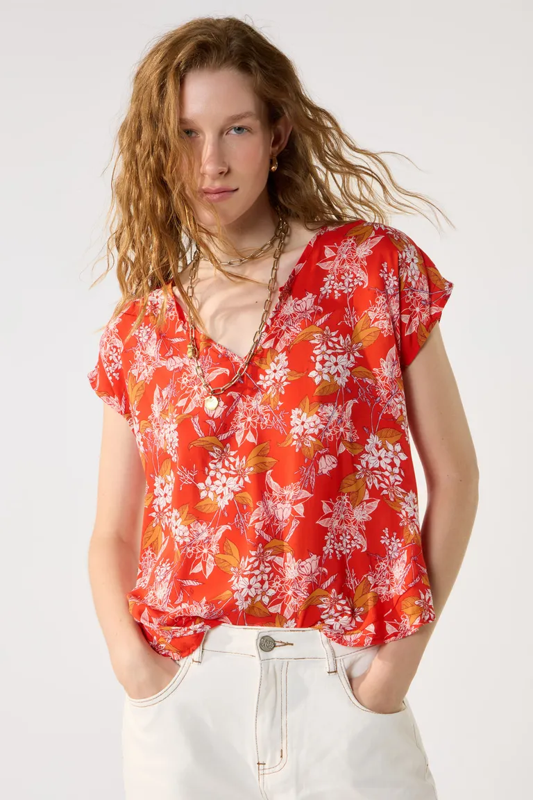 Blusa de mujer con estampado de flores rojo con escote en V y diseño asimétrico de Cuesta Blanca en Blusas para argentina