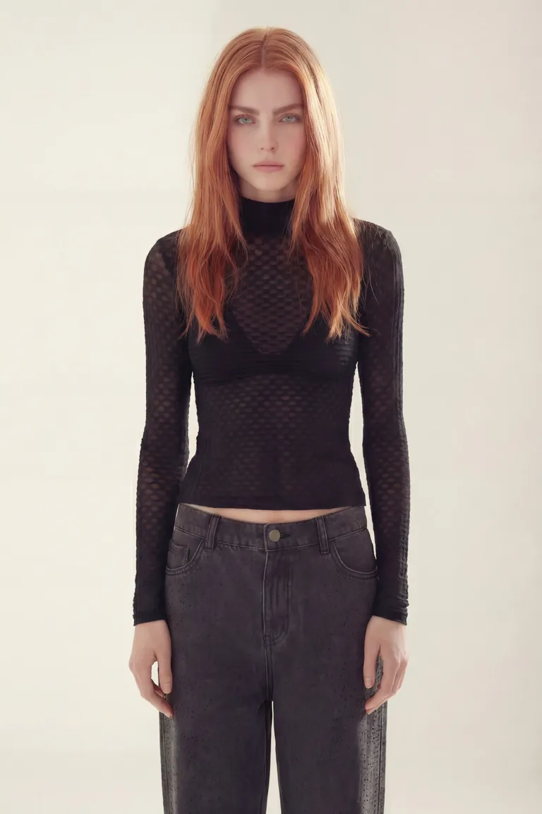 Remera de manga larga con cuello alto y textura integrada de calce entallado para mujer de Akiabara en Remeras para argentina