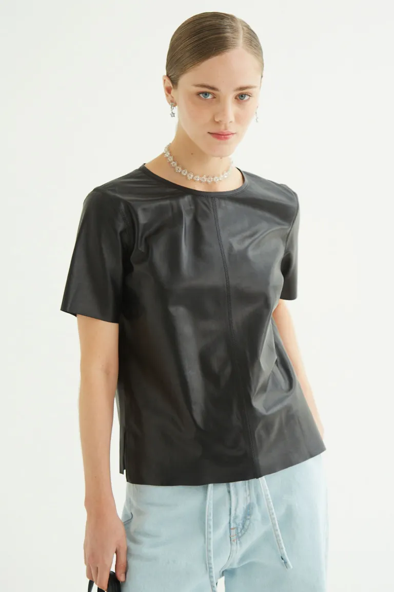 Remera de cuero sintético de corte recto y largo hasta la cadera de Las Pepas en Remeras para argentina