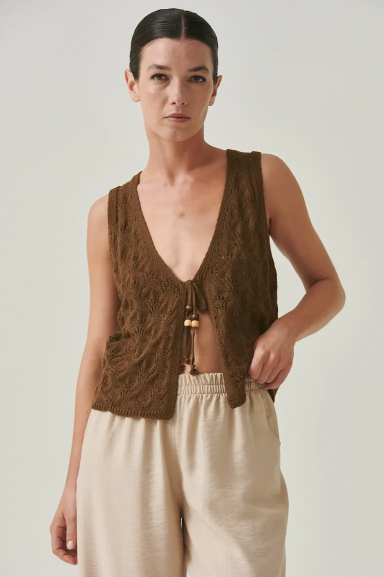 Top de hilo con textura calada y detalles boho chic, ideal para looks de verano de Sweet en Tops para argentina