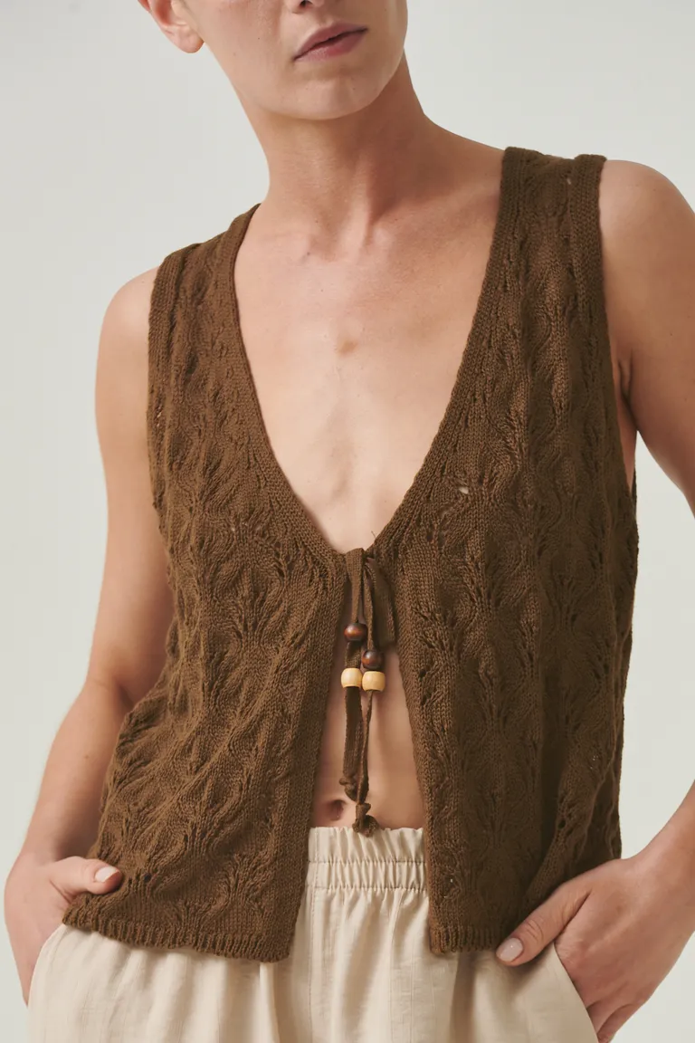 Top de hilo con textura calada y detalles boho chic, ideal para looks de verano de Sweet en Tops para argentina